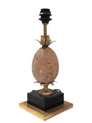 une lampe posée sur une table
