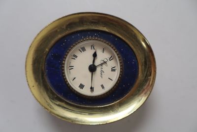 une horloge dorée et bleue avec des chiffres romains