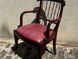 une chaise rouge posée sur le trottoir