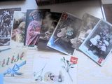 beaucoup de vieilles cartes postales sur la table