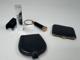 un téléphone portable et un porte-clés posés sur une table
