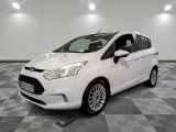 La Ford Fiesta blanche est garée sur un sol à damier.