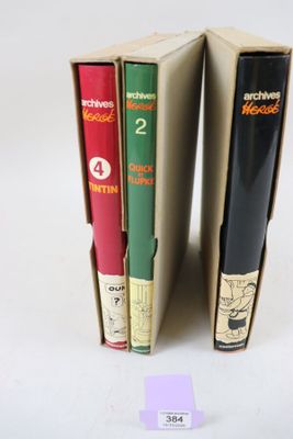 trois livres posés en rang sur une table