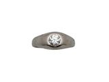 gros plan d'une bague en diamant sur fond blanc