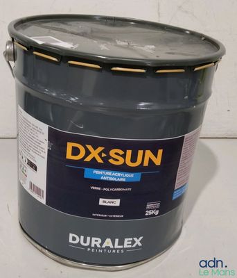 un gros plan sur un seau de peinture Duralex posé sur une table