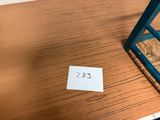 un petit bout de papier posé par terre à côté d'une chaise