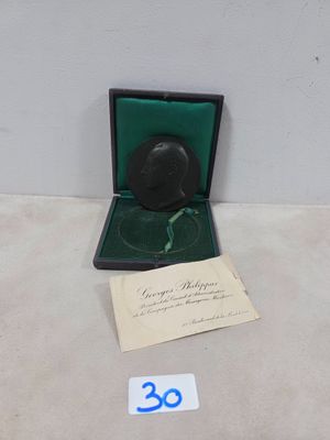 Médaille en bronze patine verte foncée, signée par Auguste M…