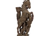 statue représentant un cheval coiffé d'une couronne, avec un homme à cheval sur son dos