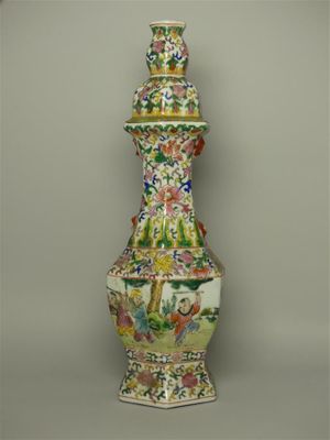 Vase en porcelaine polychrome. Chine.