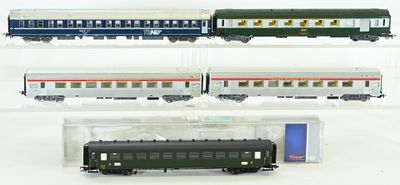 quatre wagons exposés dans une vitrine