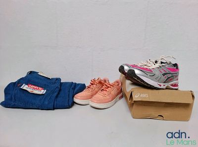 deux paires de chaussures, un pantalon et une paire de baskets