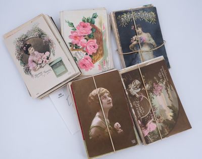 cinq vieilles cartes postales sur lesquelles figurent des femmes