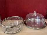 deux plats en verre posés sur une table avec un fond rouge
