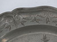 Plat en étain à bords chantournés à décor héraldique (photo 3)
