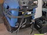 une machine bleue posée sur le sol