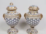 deux vases bleus et blancs posés sur une table blanche