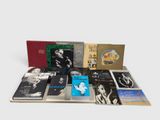 une image représentant une pile de livres posés sur une surface blanche