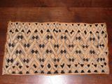 gros plan d'un tapis sur un plancher en bois