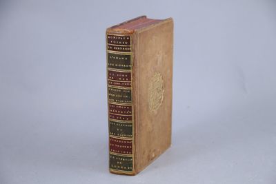 un petit livre posé sur une table