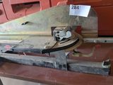 une machine posée sur une table