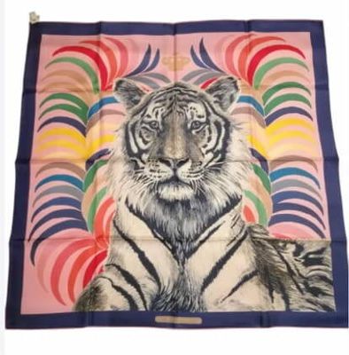 HERMÈS Carré en twill de soie imprimé "Tigre Royal" double f…