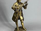 statue en laiton représentant un homme armé, posée sur un socle en marbre