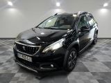 la voiture noire est garée dans le garage sur un sol en damier