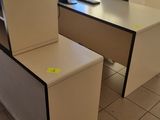 un bureau avec une chaise et un ordinateur dessus