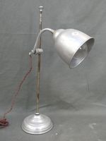 Lampe de bureau en métal chromé à hauteur réglable.