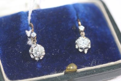 1 paire de boucles d'oreilles pendantes en forme de goutte d'eau et