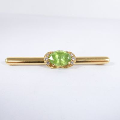 une pince à cravate en tourmaline verte et diamants