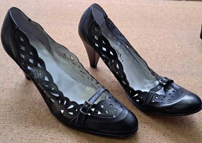 53 / Paire de chaussures à talons - SAN MARINA - Point…