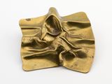 sculpture en laiton représentant une femme assise sur un objet en forme de feuille