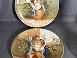 deux assiettes sur lesquelles figurent un homme et une femme assis sur un tonneau