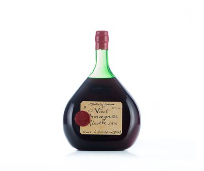 l'image d'une bouteille de vin posée sur une surface blanche