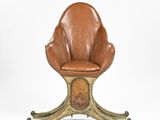 une image représentant une chaise avec une assise en cuir, posée sur un socle