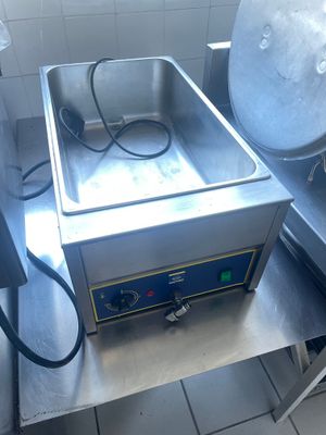 une grande friteuse posée sur une table dans une cuisine