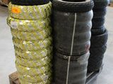 une pile de pneus posée sur une palette dans un entrepôt
