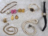 beaucoup de bijoux posés à même le sol
