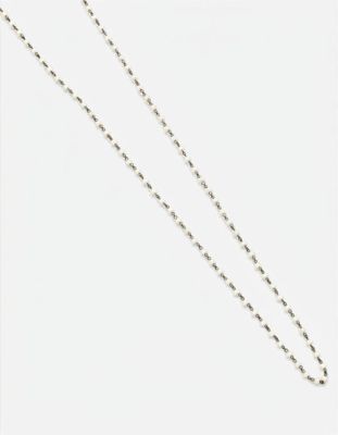 un collier blanc composé d'une chaîne à boules en argent et d'une boule en argent