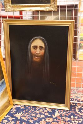 deux tableaux encadrés représentant Jésus et un tableau représentant une femme dans un cadre doré