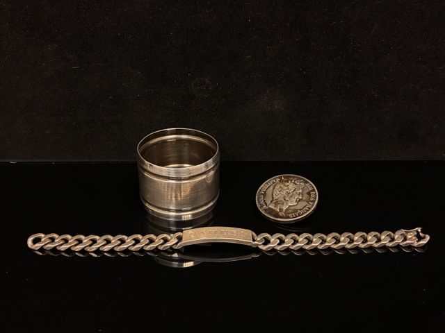 Lot en argent comprenant 1 rond de serviette, 1 gourmette et 1 pi...
