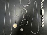 de nombreux bijoux en argent posés sur une table noire