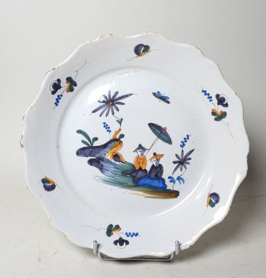 une assiette blanche ornée d'un motif bleu et jaune