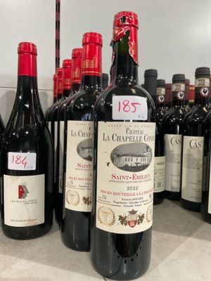plusieurs bouteilles de vin rouge sont alignées sur un comptoir