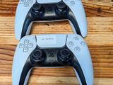 deux manettes de jeux vidéo posées sur une table en bois