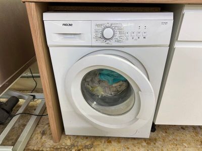 un lave-linge et un sèche-linge dans une petite pièce