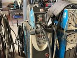 de nombreux types de machines différents dans un garage