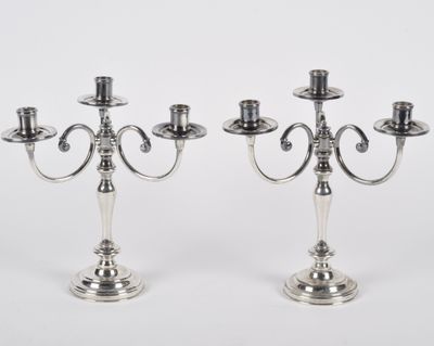 FLEURON : Paire de candélabres à trois bras de lumière en mé…