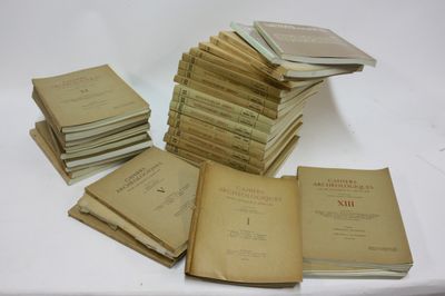 plusieurs vieux livres empilés sur une table